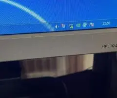 Monitor HP L1940T în stare bună de funcționare cu picior ajustare pe înălțime și rotire 90 grade.